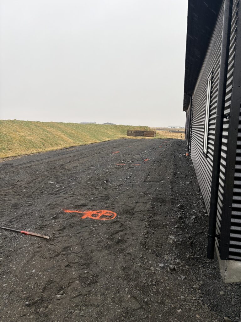 Útisvæðið við Byggðarhorn eins og það lítur út fyrir framkvæmdir