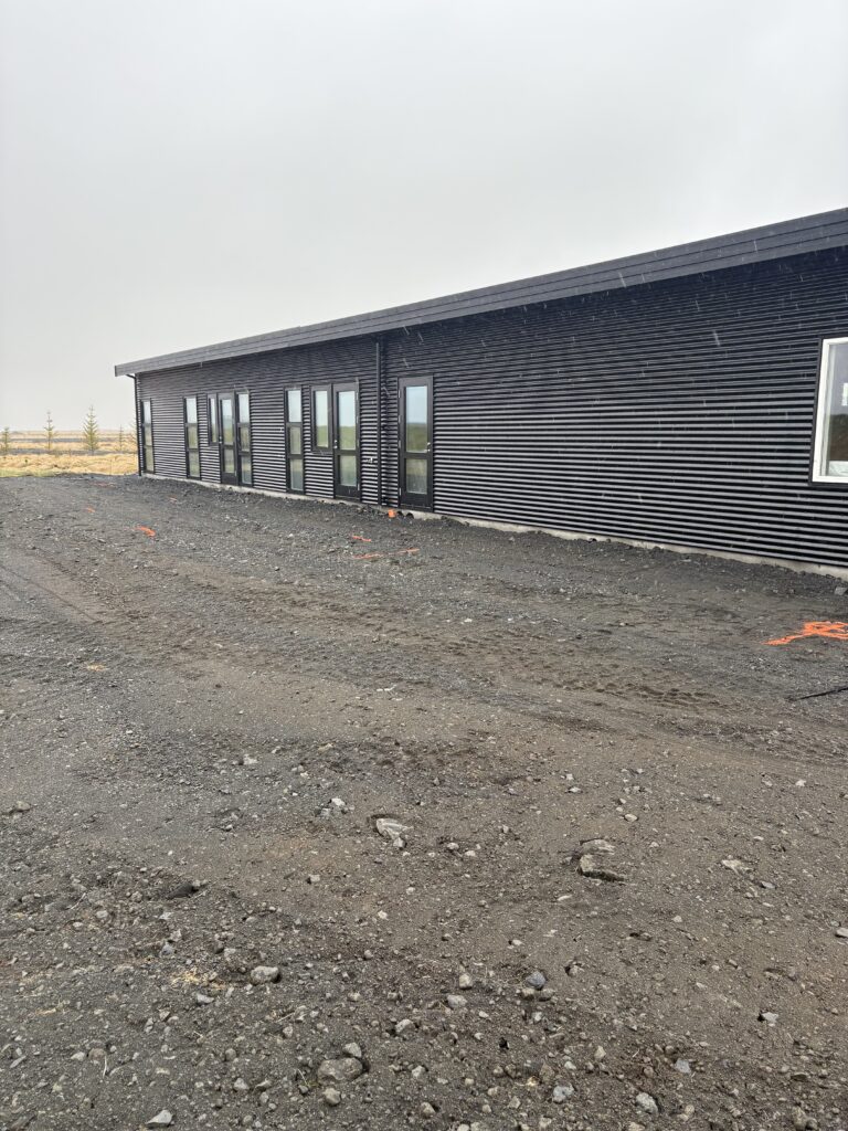 Útisvæði við Byggðarhorn þar sem mun rísa stór og mikill sólpallur rétt fyrir utan Selfoss