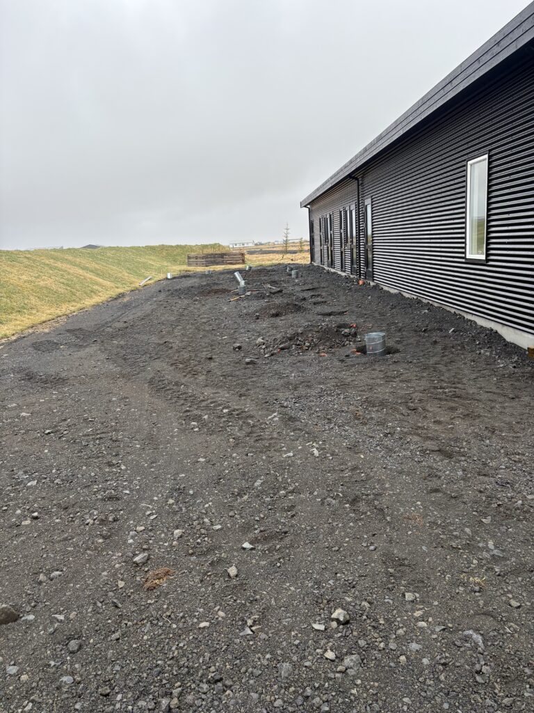 Byrjað að grafa fyrir undirstöðum undir sólpall rétt við Selfoss