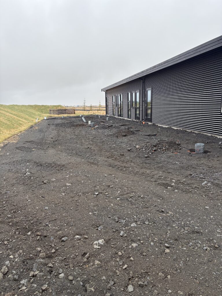 Hér þarf að grafa margar undirstöðuholur fyrir sólpall