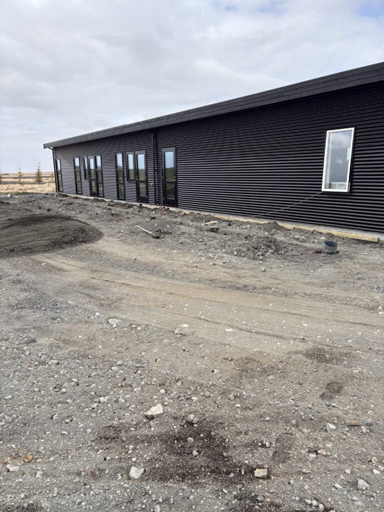 Yfirlitsmynd af Byggðarhorni þegar búið er að moka flestar undirstöðurnar