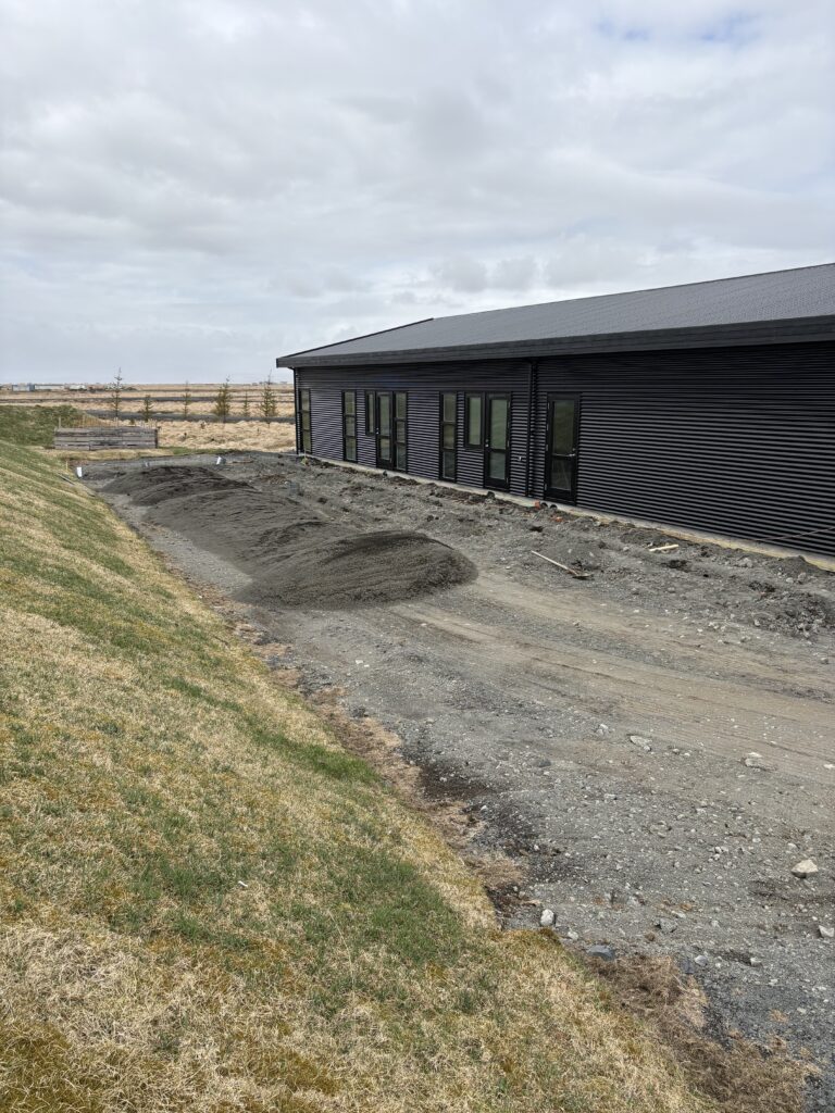 Fengum Skúla Helga til að koma með hlass af sandi til að fylla í lóðina