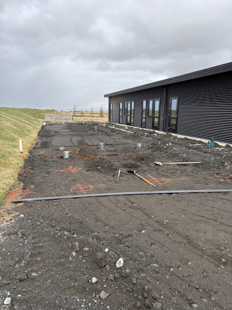 Vel merkt og grafið undirstöður eftir kúnstarinnar reglu við Byggðarhorn