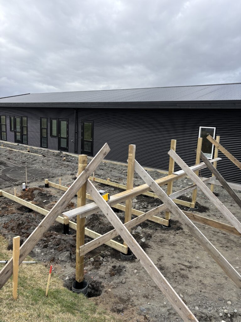 Byrjað að grinda upp sólpall og skjólveggi rétt fyrir utan Selfoss