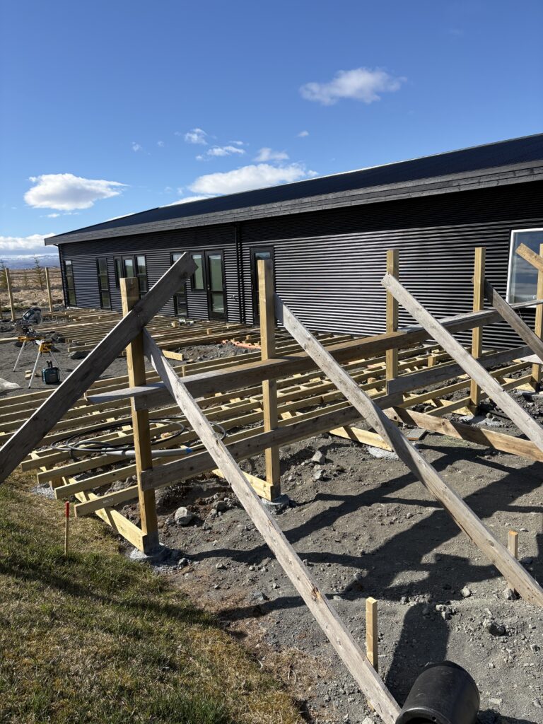 Sólpallurinn sem Pallasmíði Suðurlands er að smíða í Byggðarhorni byrjaður að taka á sig mynd