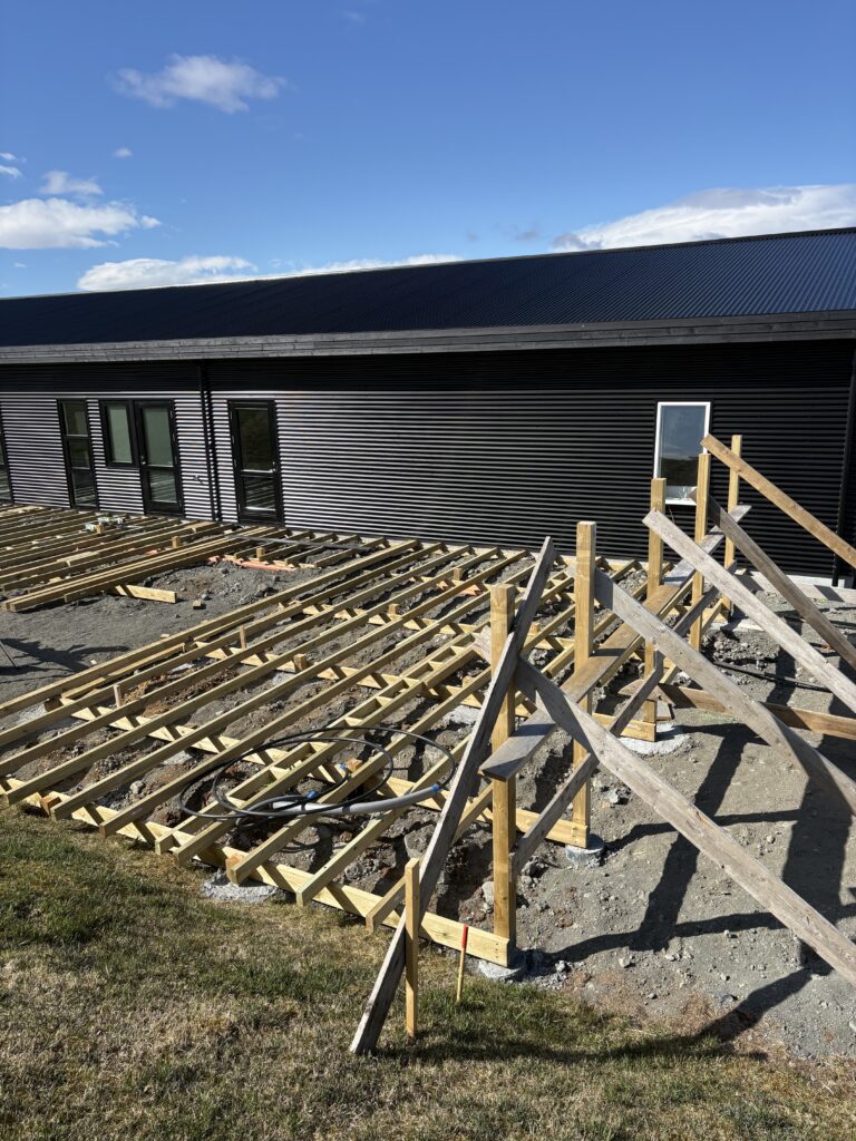 Sólpallagrindin í Byggðarhorni við Selfoss að verða tilbúin