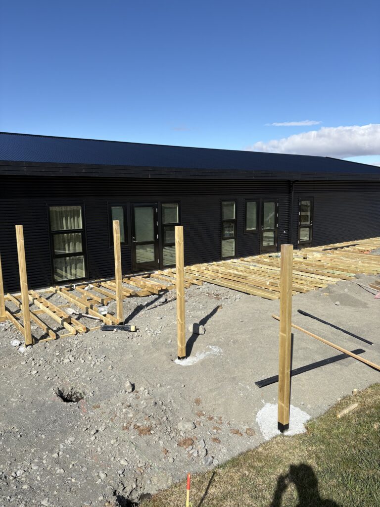 Búið að steypa niður staura og undirstöður undir pall í Byggðarhorni í Votmúla rétt fyrir utan Selfoss