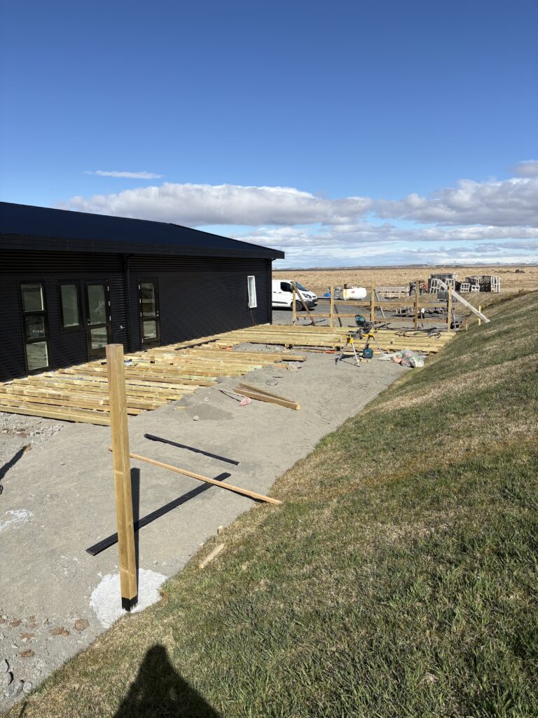 Grindin tilbúin og næsta mál er að byrja að klæða hana. Hér kemur stór og mikill pallur í Byggðarhorni rétt fyrir utan Selfoss