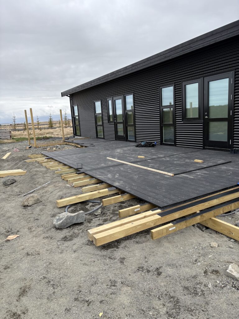 Pallaklæðning úr plasti á timburgrind