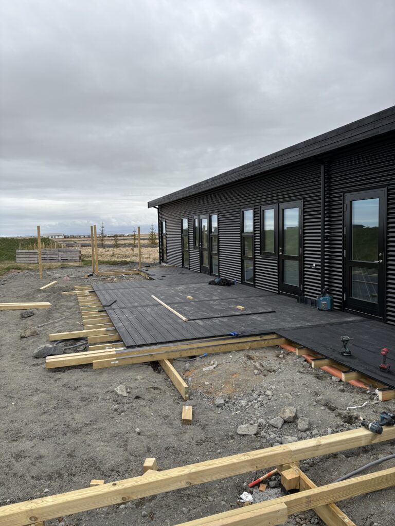 Viðhaldsfrír pallur í uppbyggingu við Byggðarhorn