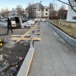 Stífur á járnstaura fyrir skjólvegg í skógarhlíð