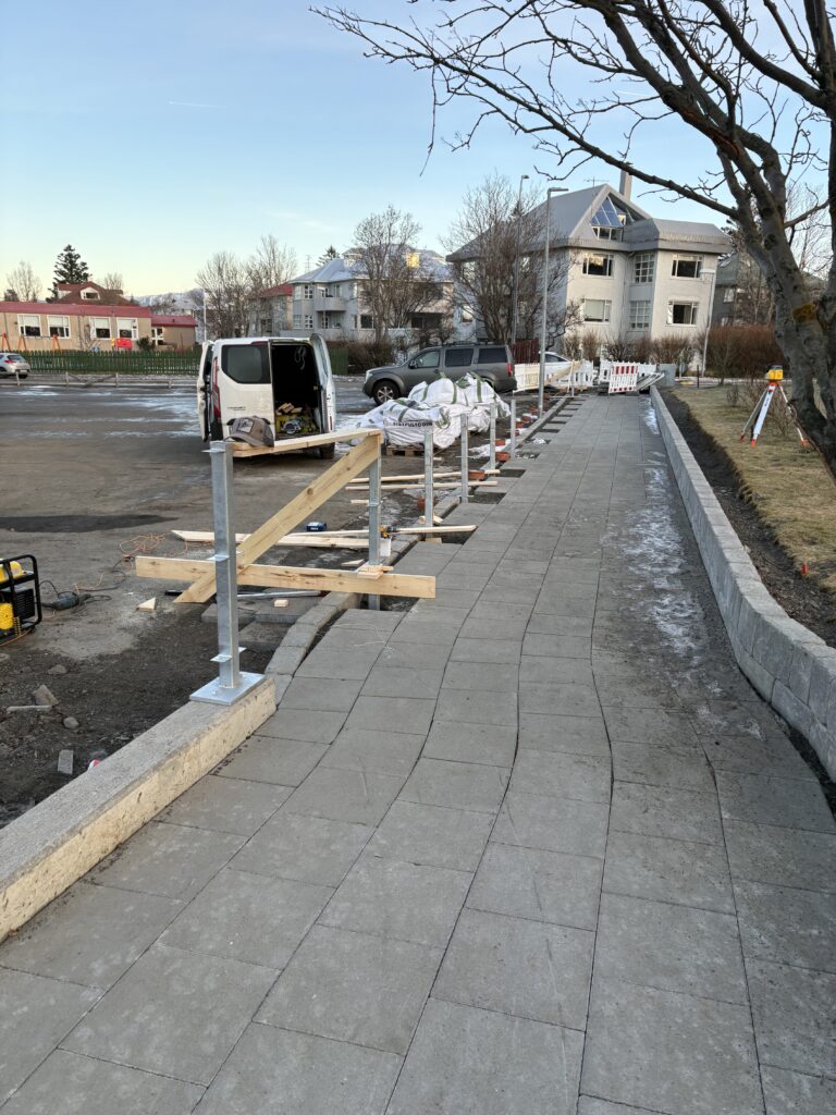 Uppsetning á járnstaurum fyrir grindverk í reykjavík