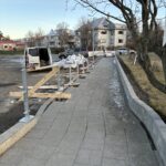 Komið fyrir undirstöðum að grindverki í reykjavík