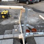 stífa við járnstaur á grindverki snemma morguns
