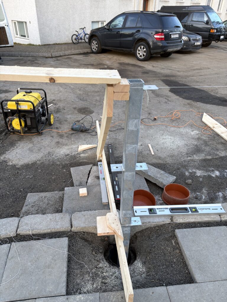 stífa við járnstaur á grindverki snemma morguns