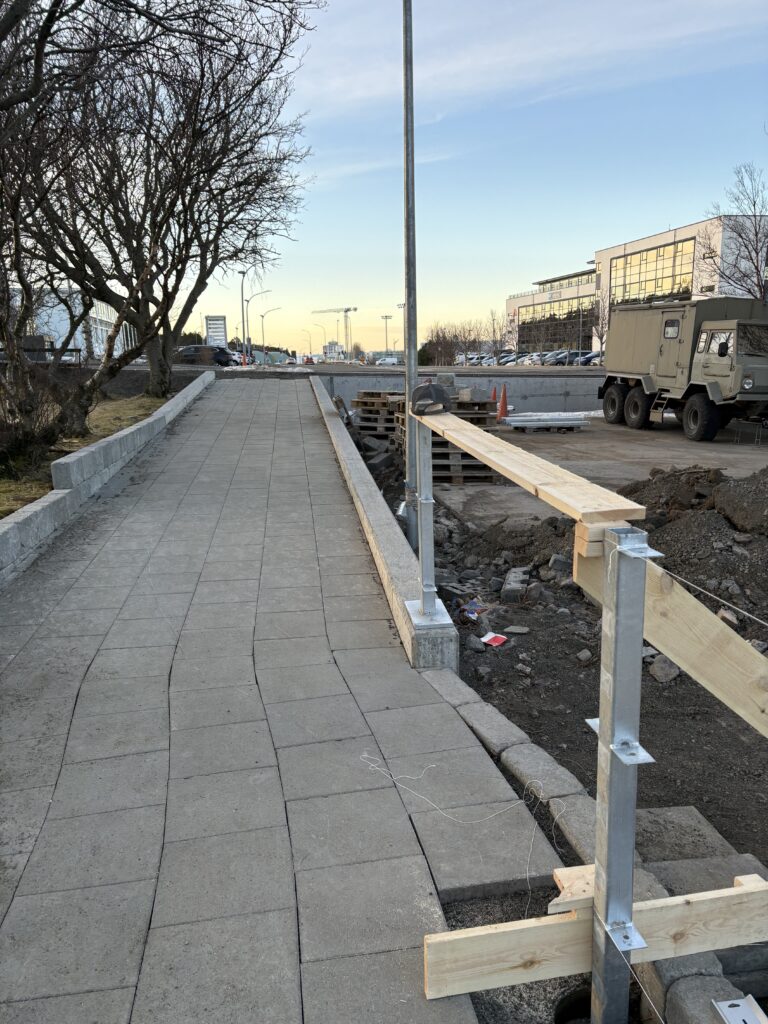 Tekið staura rétta fyrir steypu við eskihlíðina