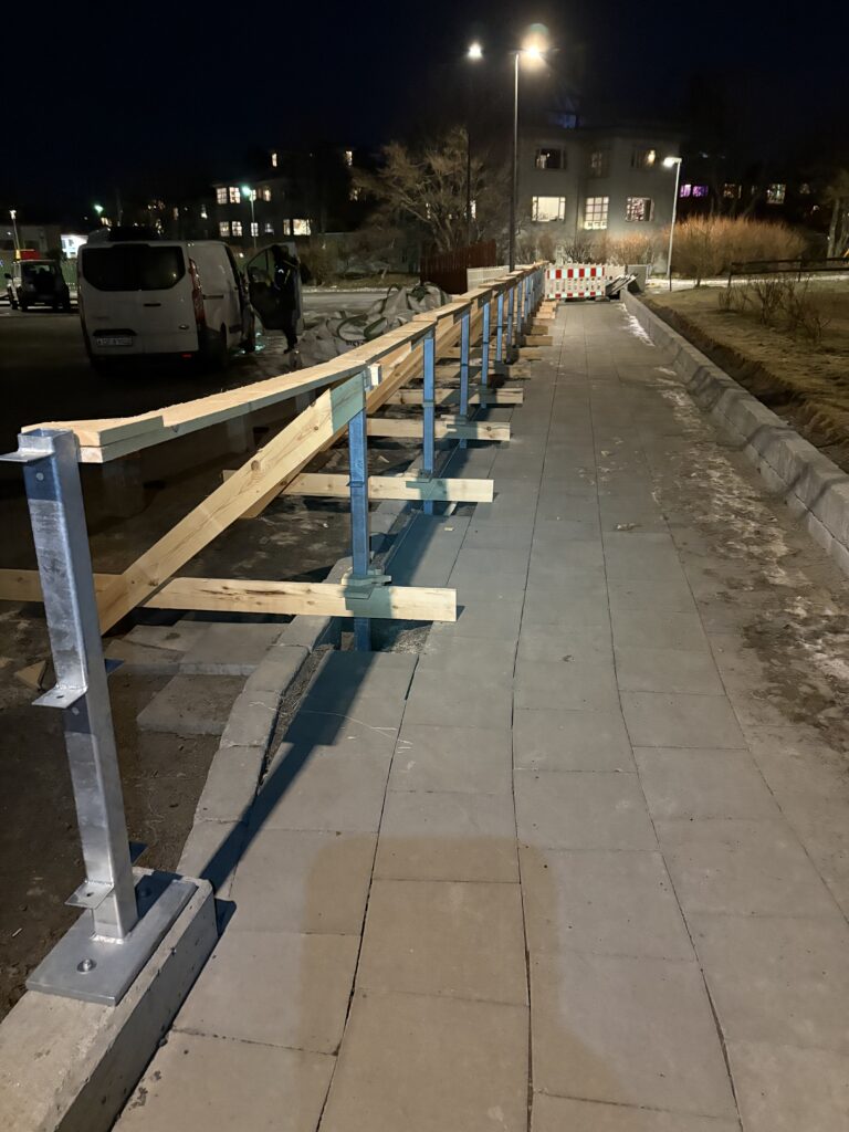 Tilbúnir staurar undir steypu í Skógarhlíð