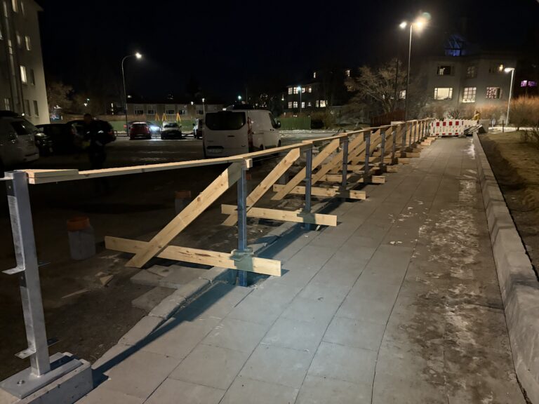 Yfirlit að kvöldlagi fyrir steypu af grindverkastaurunum