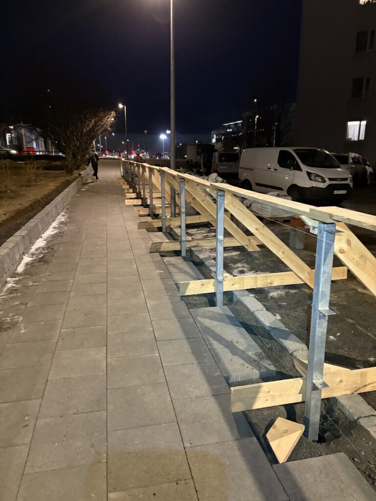 Girðingarstaurar tilbúnir í steypu