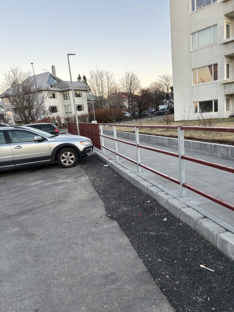 Framvindumynd af klæðningu á grindverki í Reykjavík