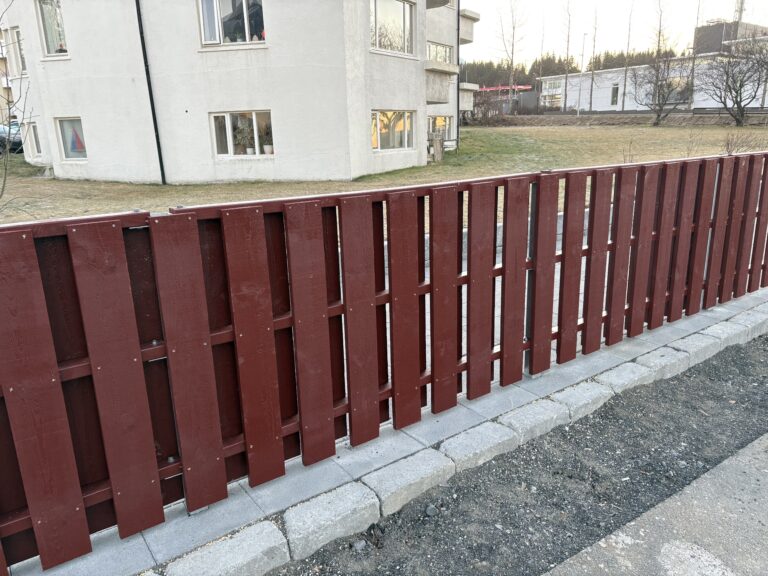 Pallasmíði Suðurlands að byggja grindverk í skógarhlíð fyrir Reykjavíkurborg