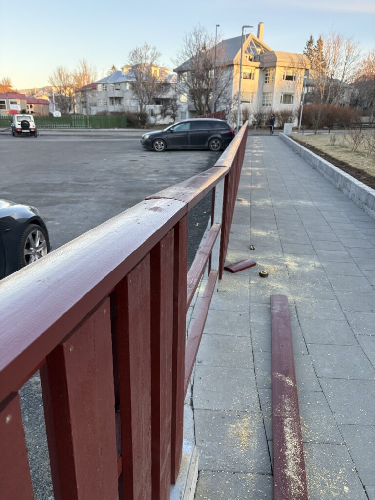 Frágagnslisti ofan á grindverk