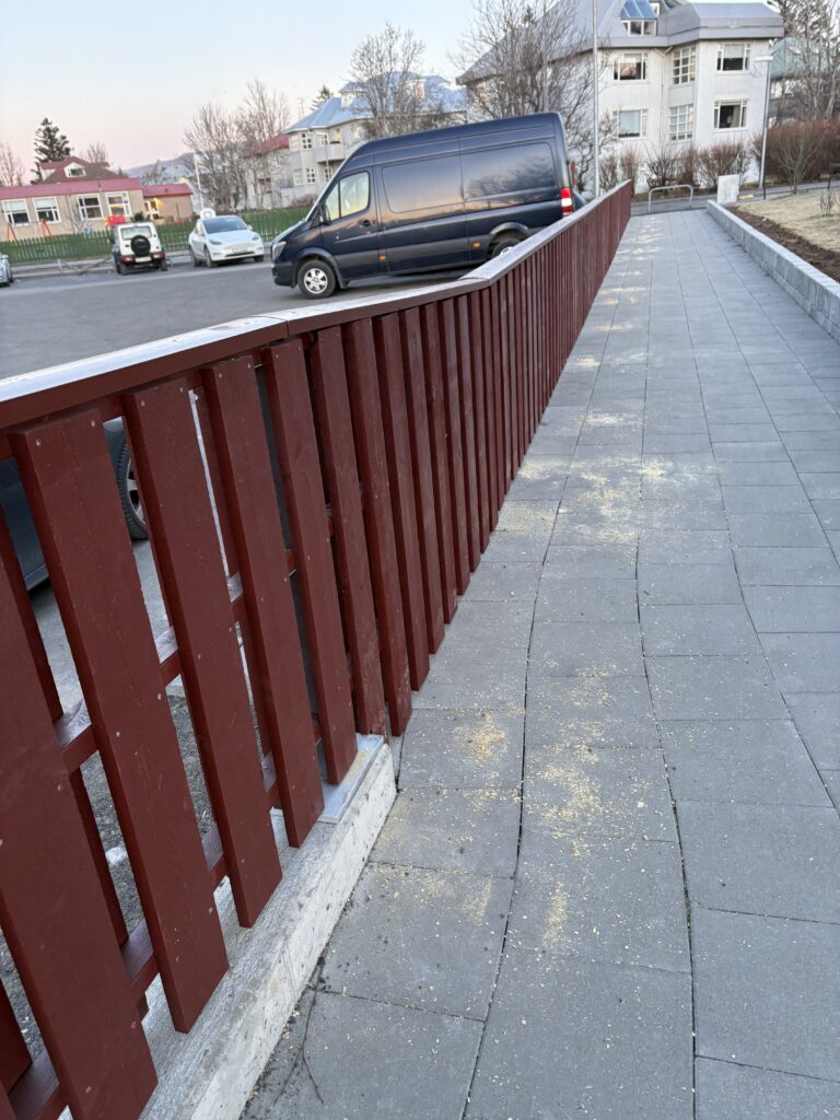 Fullfrágengið grindverk fyrir Reykjavíkurborg