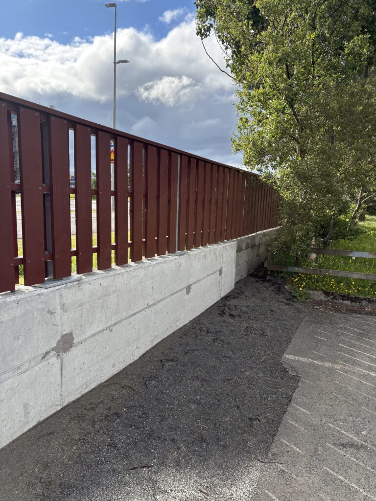 Nýja og gamla grindverkið mætast