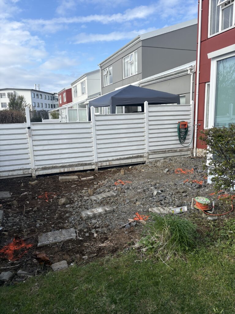 Yfirlitsmynd af útisvæði þar sem sólpallur mun rísa
