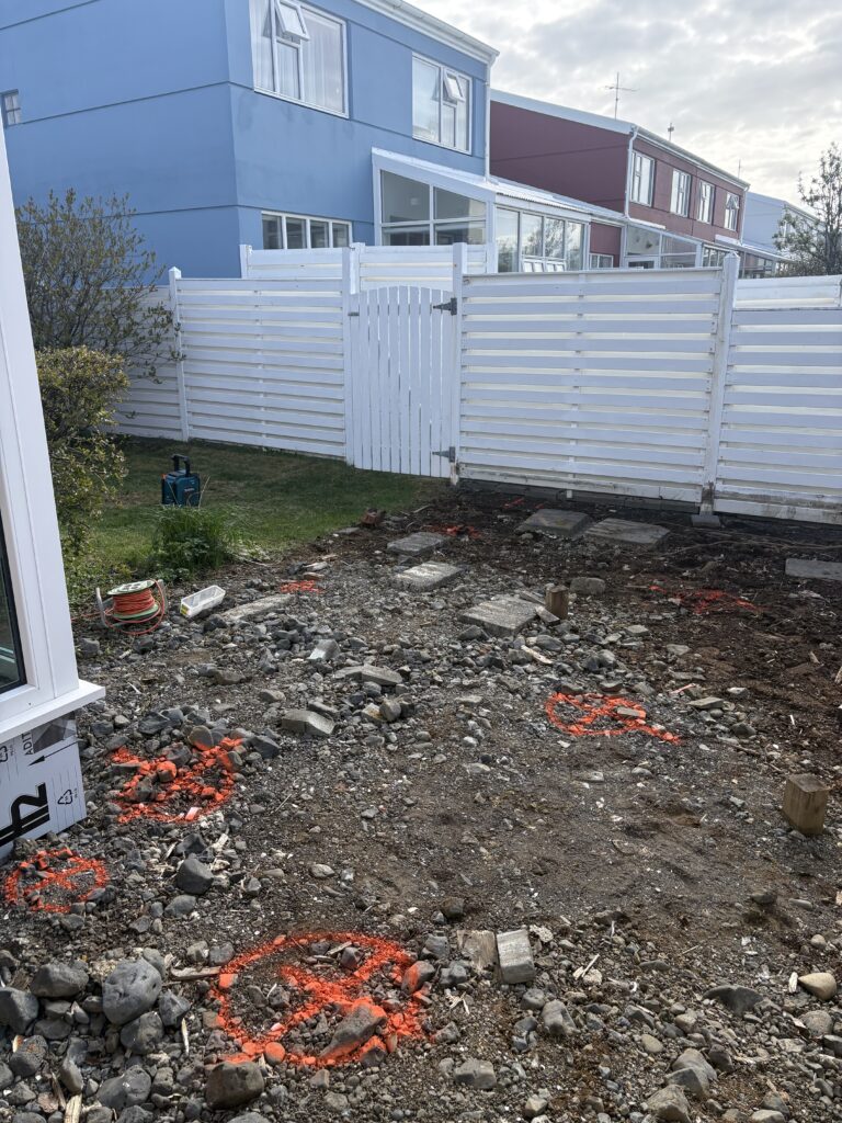 holustaðsetningar fyrir undirstöður sólpalls á Seltjarnarnesi