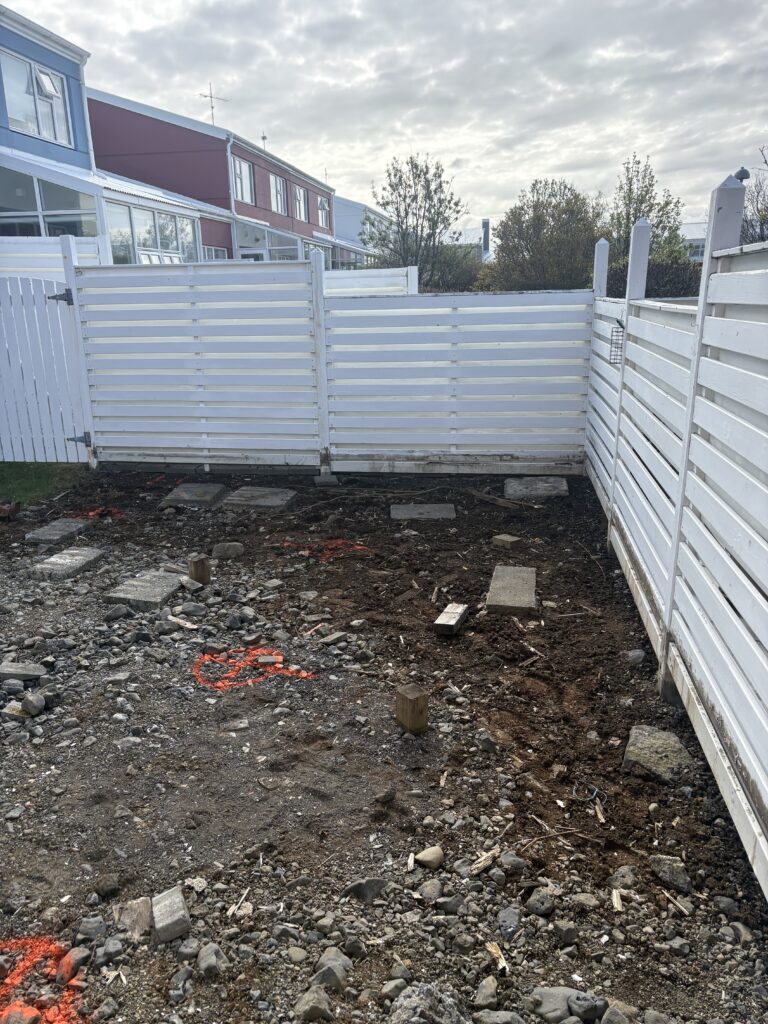 Merkingar fyrir undirstöðum undir sólpall í Reykjavík