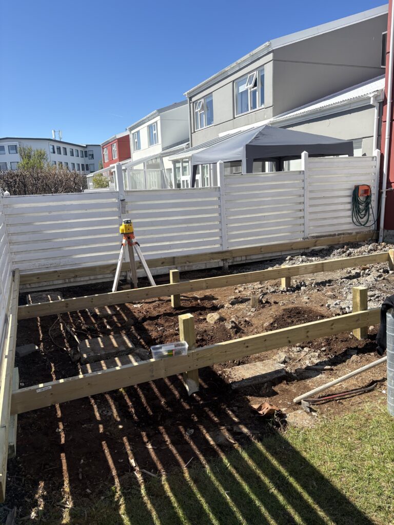 Pallagrindin byrjuð að taka á sig mynd og tilbúin undir steypu í Kolbeinsmýri í Reykjavík