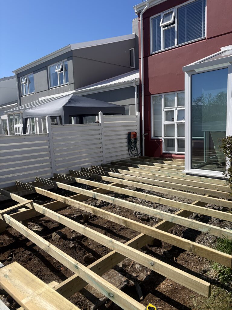 Sólpallagrind fullkláruð og tilbúin fyrir klæðningarborð