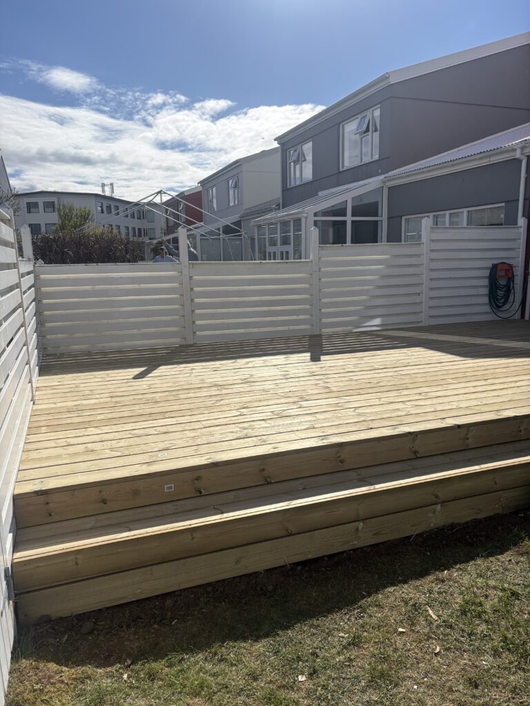 Niðurstig af sólpalli niður í garð í Kolbeinsmýri