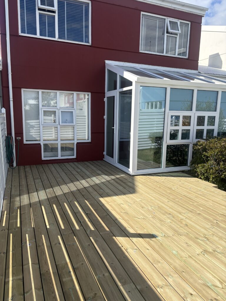 Pallasmíði Suðurlands smíðaði þennann sólpall á Seltjarnarnesi í Reykjavík