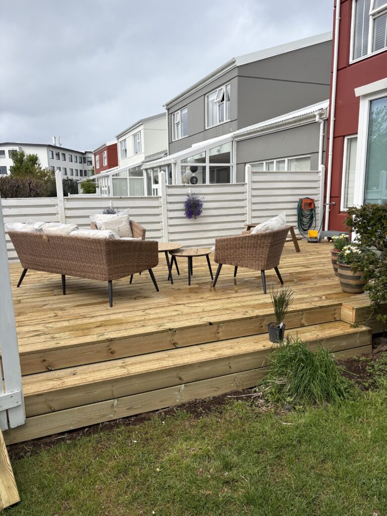 Fullbúinn Sólpallur með útihúsgögnum í Kolbeinsmýri á Seltjarnarnesi