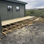 Helmingurinn af klæðningu kominn á pallinn í Grímsnesi