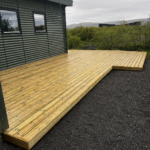 Fullbúinn sólpallur skilað af sér við Sogsbakka í Grímsnesi smíðaður af Pallasmíði Suðurlands