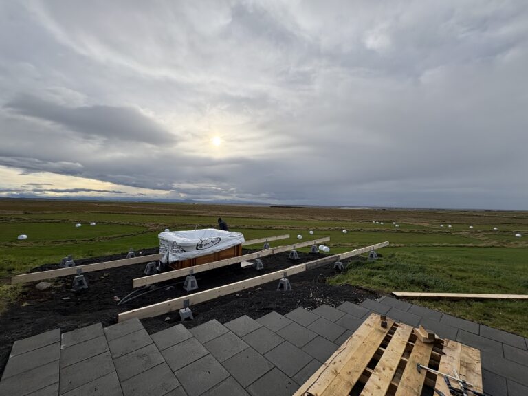 Yfirlitsmynd af timburpalli sem verið er að smíða rétt fyrir utan Selfoss