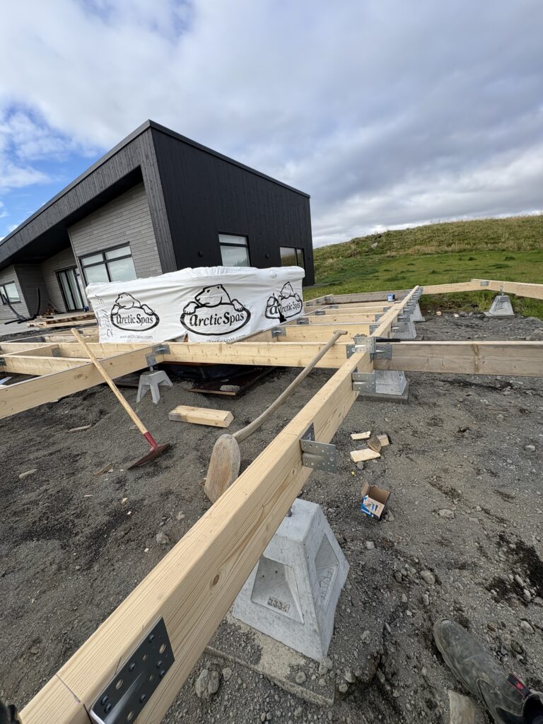 Pallagrindin vinkluð saman og búið til sterkt burðarvirki